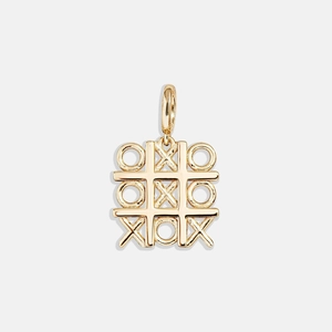 Gros plan détaillé du pendentif Tic-Tac-Toe plaqué or 18K avec texture métallique lisse