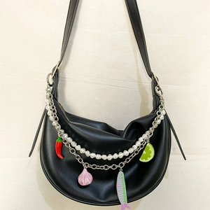 Sac hobo noir avec chaîne argentée, perles blanches et charms en forme d'aliments
