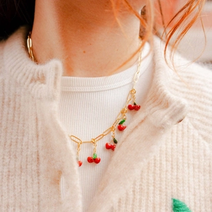 Collier chaîne en acier doré avec cinq pendentifs cerises rouges éclatantes pour femme