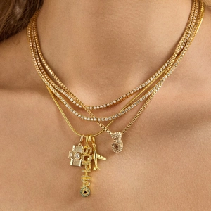 Gelaagde 18K vergulde kettingen met camera, Sophia-letters en vliegtuig hangers set