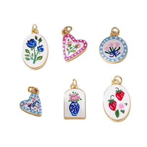 Set aus 6 vergoldeten 18K Emaille-Anhängern mit Blumen-, Herz- und Erdbeermotiven