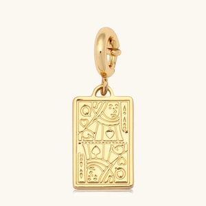 Relief détaillé de la Reine de Cœur sur un pendentif poker en acier plaqué or 18 carats