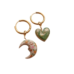 Asymmetrische 18K Goldohrringe mit handbemaltem Mond und Herzanhänger mit Blumenmuster