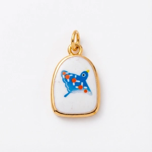 Schildvormige hanger in 18K goudkleur met wit emaille en kleurrijke artistieke schildering