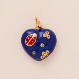 Pendaglio a cuore in smalto blu con coccinella dorata e accenti floreali in zircone