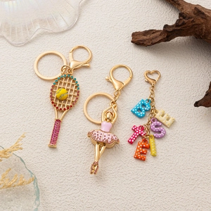 Porte-clés avec raquette de tennis, ballerine et perles en cristal colorées et dorées