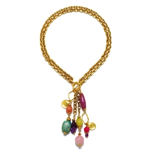 Dettaglio della collana bohémien a più strati in oro con pendenti di perle colorate