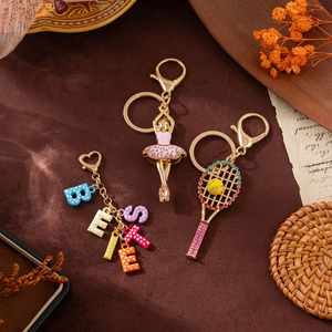 Détails de porte-clés perles avec ballerine et raquette de tennis sur fond vintage