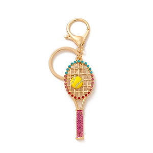 Détail d'un porte-clés raquette de tennis avec strass colorés et fermoir doré brillant