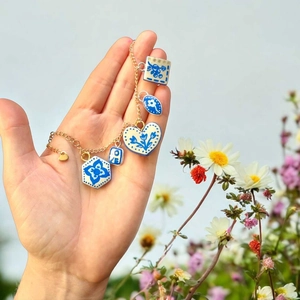 Collana in acciaio inossidabile placcata oro 18K con pendenti in smalto bianco e blu