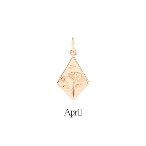 Detail van 18K vergulde ruitvormige hanger met gegraveerd madeliefjespatroon van april