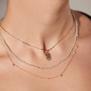 Drielaagse 18K vergulde ketting met rechthoekige hanger en lichtgroene kralen
