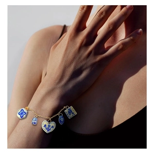 Bracciale in acciaio inossidabile placcato oro 18K con ciondoli in porcellana blu e bianca