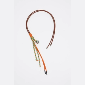 Détail d'une corde de pendentif tressée avec cordons orange et vert et perle argentée