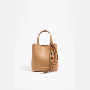 Sac seau en cuir marron clair avec logo de marque et pendentif tressé coloré