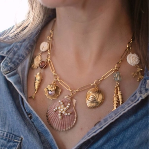 Collana a catena a graffetta dorata con vari ciondoli marini tra cui conchiglie e stelle marine