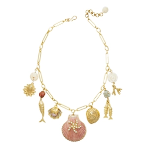 Collana dorata a tema marino con conchiglia rosa, stelle marine e ciondoli corallo