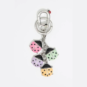 Détail d'un anneau avec logo et quatre coccinelles en émail coloré sur un porte-clés