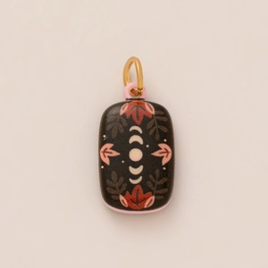 Zwarte emaille hanger met roze bloemmotieven en witte maanfasen in gouden afwerking