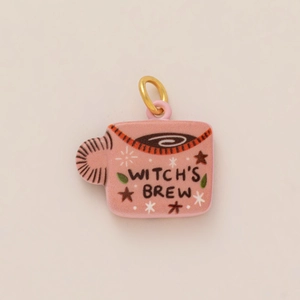 Roze Witch's Brew koffiekop hanger met 14K goud vergulde ring en sterpatronen