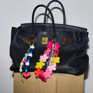 Sac en cuir noir avec perles en cœur colorées et charms floraux sur ferrures dorées
