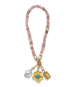 Detailansicht der Perlenkette mit rosa Steinen, Perlen und goldenen Blumenanhängern