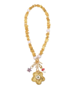 Detail der gelben Jade-Halskette mit goldenem Blumen-, Pilz- und Perlenanhänger
