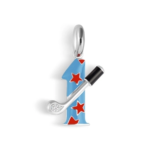 Vue détaillée du pendentif club de golf avec émail bleu et petites étoiles rouges