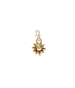 Detail eines Vintage Gold-Sonnenanhängers mit hellblauem Türkis-Edelstein-Inlay