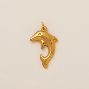 Detailansicht eines springenden Delphin-Anhängers mit 18K Gold-Finish und Ring