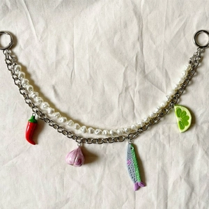 Porte-clés double avec perles, chaîne en métal et pendentifs alimentaires peints