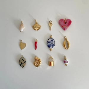 Détails de 12 pendentifs dorés vintage avec breloques en nacre, émail et pierres fines