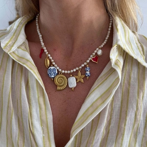 Collier de perles en acier doré 18K avec breloques coquillages et cœur marin