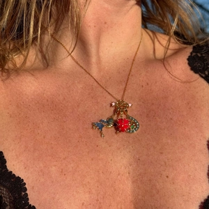 Detail einer 18K vergoldeten Kette mit bunten Erdbeer- und Hufeisen-Anhängern