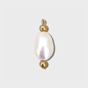 Détail macro d'un pendentif en perle baroque avec perles dorées et attache polie