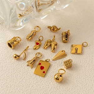 Variété de mini pendentifs en acier inoxydable plaqué or 18 carats, formes mixtes