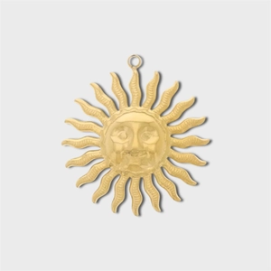 Détail d'un pendentif fleur de soleil en acier doré avec motif de visage en relief