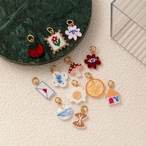 Pendentifs variés en résine plaqués or 18 carats avec champignons et lettres pour bijoux