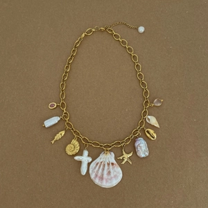 Collier bohème en chaîne dorée avec breloques de coquillages, perles et étoiles de mer