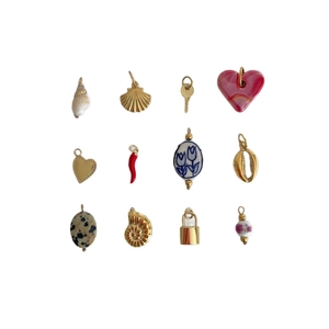 Lot de 12 breloques en acier titane doré incluant coquillage, cœur et perles en céramique
