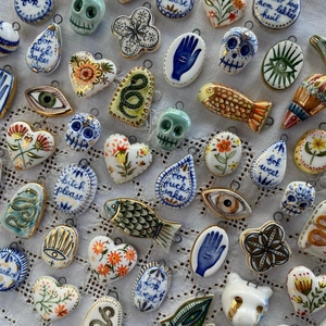 Colgantes de cerámica hechos a mano con motivos pintados a mano y bordes dorados