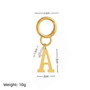 Détail du pendentif lettre A plaqué or 18 carats avec perles et dimensions précises