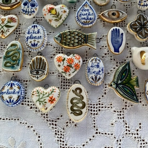 Colgantes de cerámica hechos a mano con diversos motivos y bordes dorados para joyas DIY