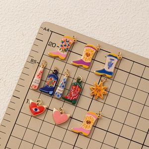 Bunte Emaille-Anhänger im Western-Stil für DIY-Schmucksets mit Stiefeln und Flaschen