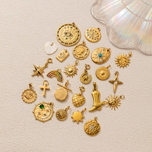 Collection de pendentifs en acier titane plaqué or 18k avec motifs soleil et étoile