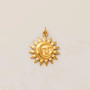 Vue détaillée du pendentif céleste soleil et lune en acier inoxydable plaqué or 18k