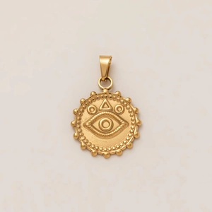 Détail du pendentif œil maléfique en titane plaqué or 18k avec motifs soleil et étoiles gravés