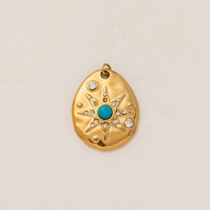 Détail macro du pendentif étoile plaqué or 18k avec turquoise et cristaux scintillants