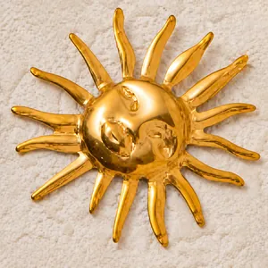Primer plano de colgante de sol y luna bañado en oro con rayos solares radiantes pulidos