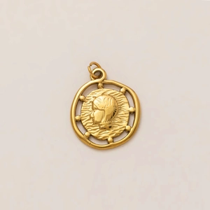 Vue détaillée du pendentif soleil doré avec relief de portrait féminin classique